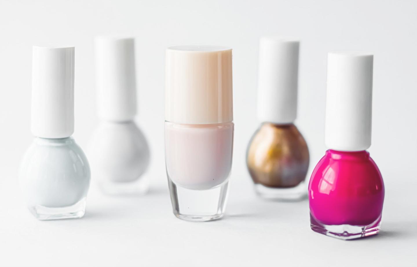 Esempio di tecniche avanzate di manicure professionale con decorazioni dettagliate