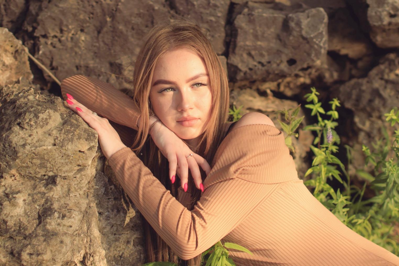 Dettaglio di applicazione tecnica durante sessione pratica di manicure avanzata